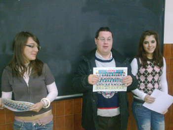 Momento de entrega de la orla a uno de los participantes.